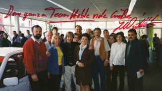 Boxenstopp in Grafenau: Touren-wagen-Legende Joachim Winkelhock ist Gast im Autohaus Hable, gibt seinen Fans Autogramme und bereitwillig Auskunft über sein Erfolgsrezept im Rennsport.