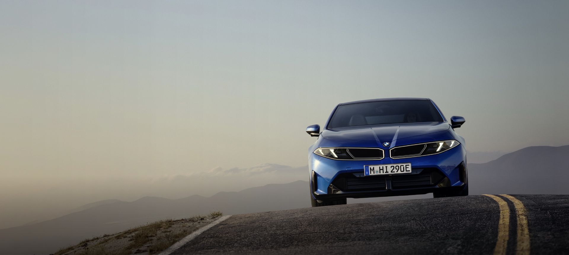 Der neue BMW i3 in Blau auf einer Bergstraße