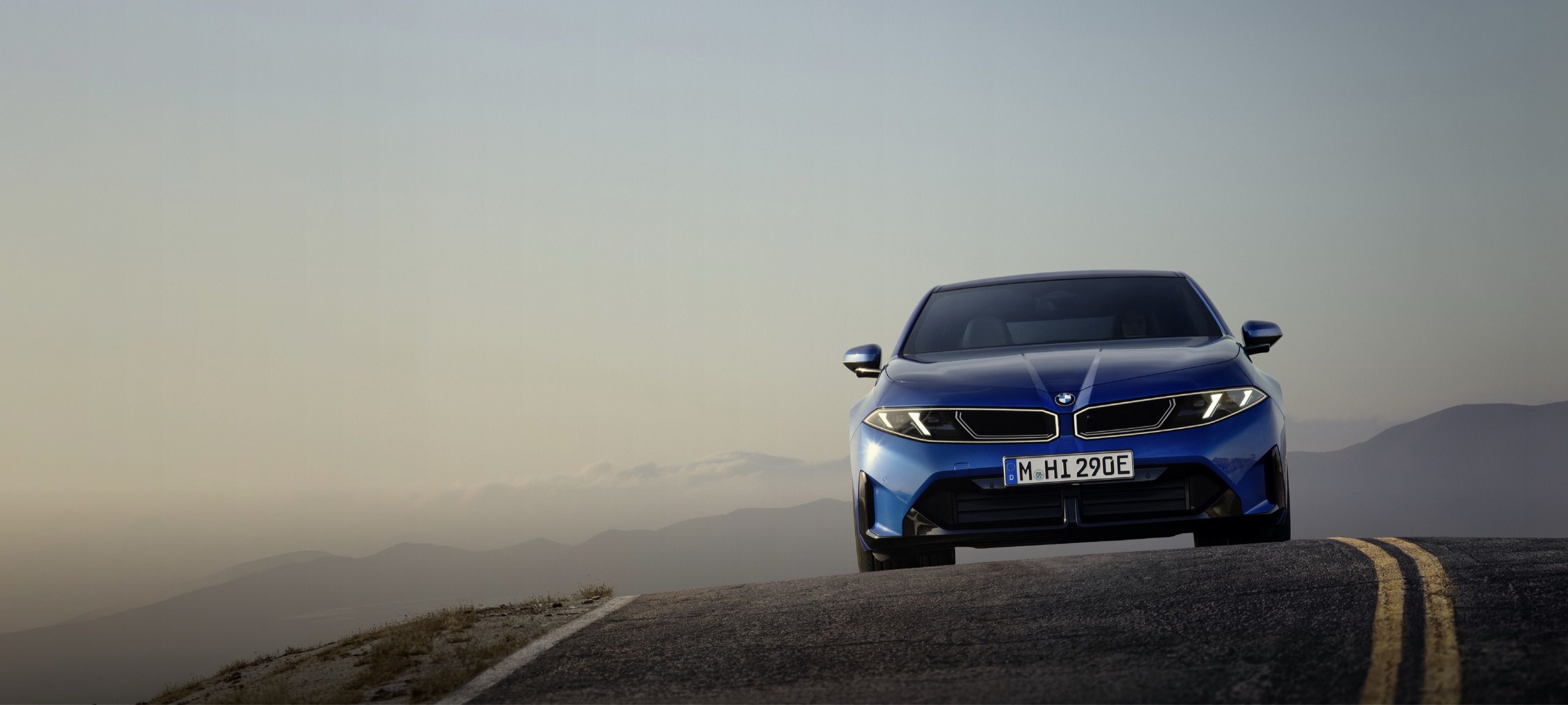 Der neue BMW i3 in Blau auf einer Bergstraße