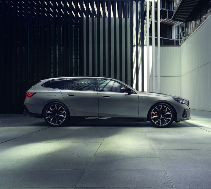 BMW i5 Touring von der Seite