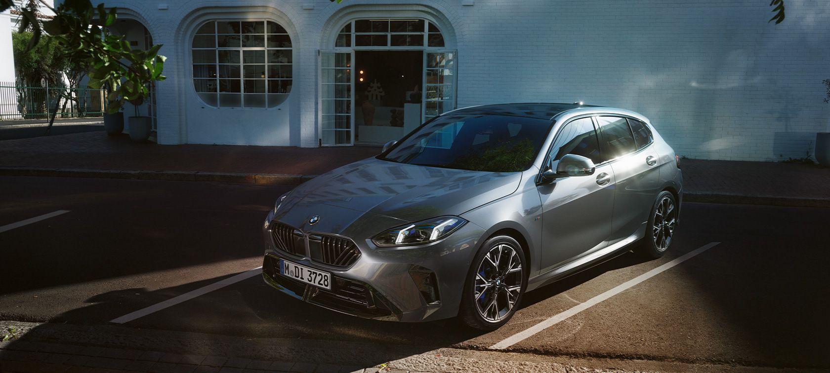 Der neue 1er BMW - auf einem Parkplatz bei perfektem Sonnigem Wetter