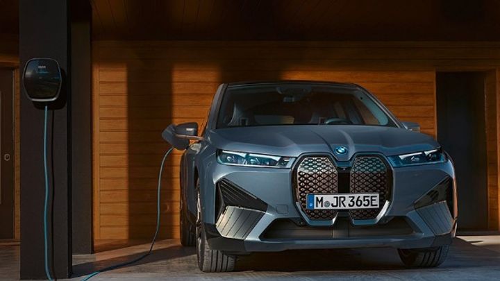 BMW iX M60 von vorne