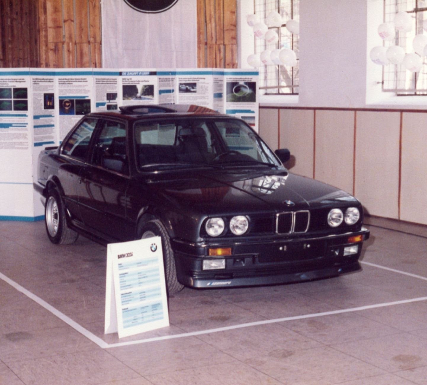 Autoausstellung in Turnhalle